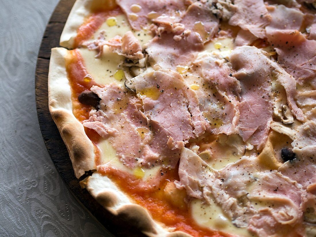 Prosciutto e Funghi pizza